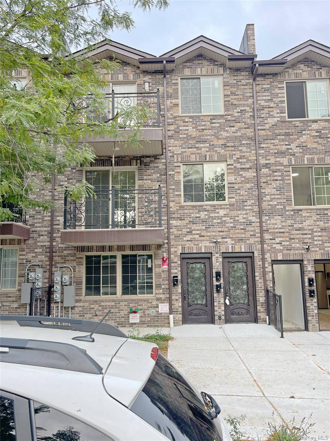 Be the first to live in this brand new 3 bedrooms apartment, ideally located near the subway, LIRR, supermarkets, and schools.