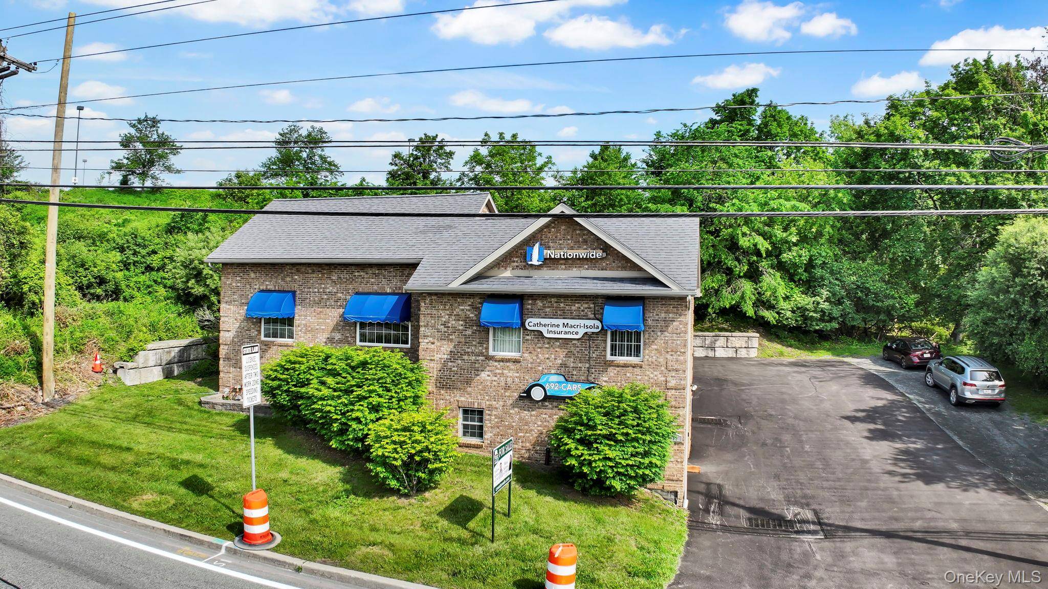 Seize the opportunity to acquire a prime commercial property in an exceptional location with outstanding visibility.