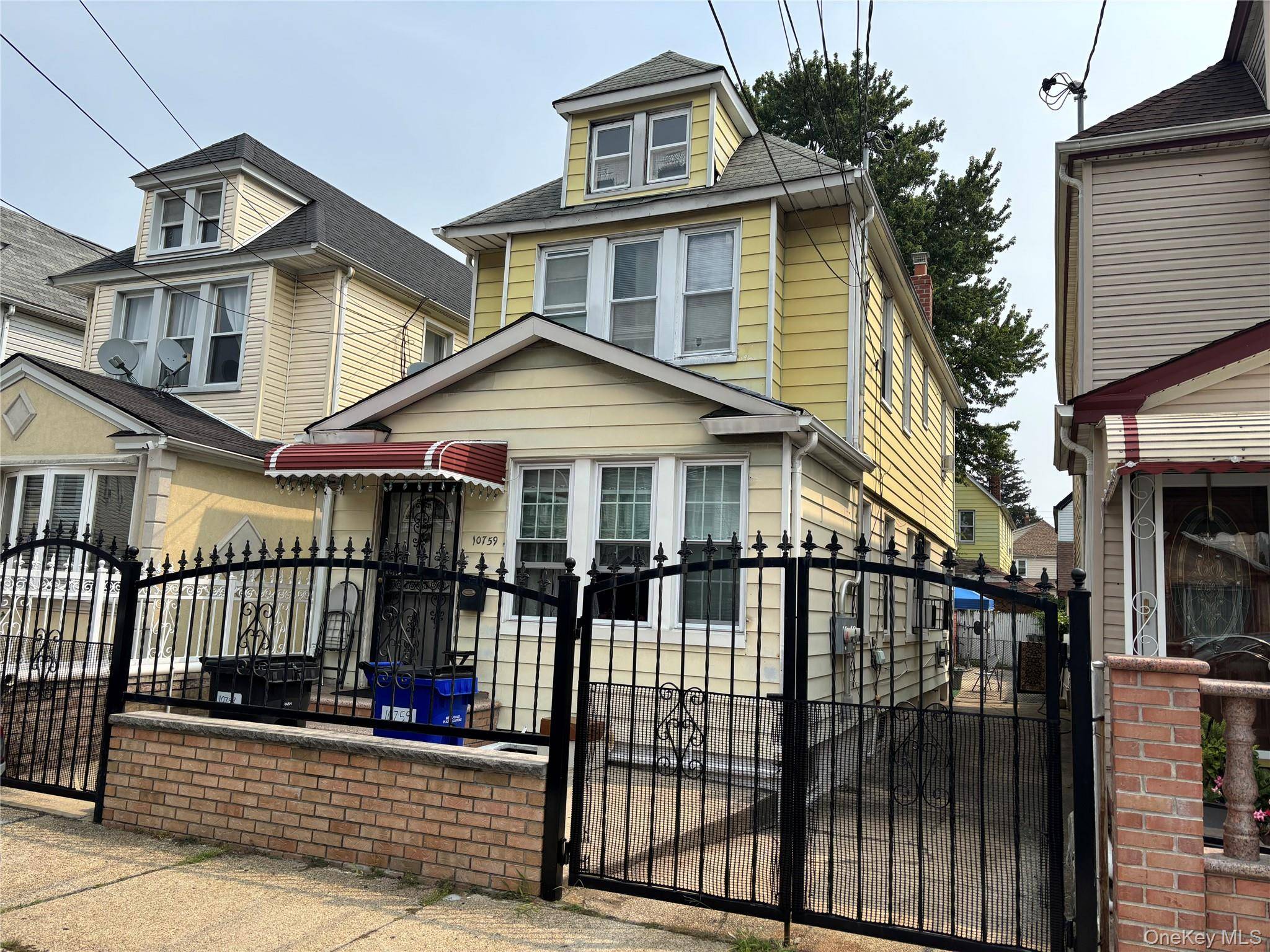 Detached 2 family with 1 bedroom in each unit.