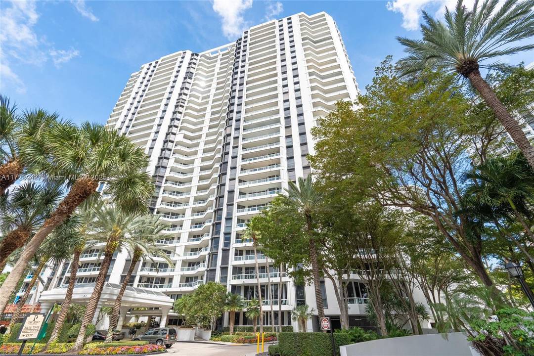 Welcome to this spacious and modern 3 bedroom, 2 bathroom apartment located in the heart of Aventura.