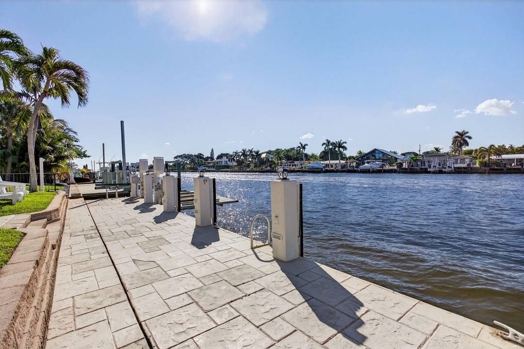 FOR SALE AND FOR RENT. PRIME LOCATION.