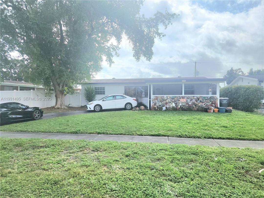 Welcome to this amazing opportunity to own in Hollywood !