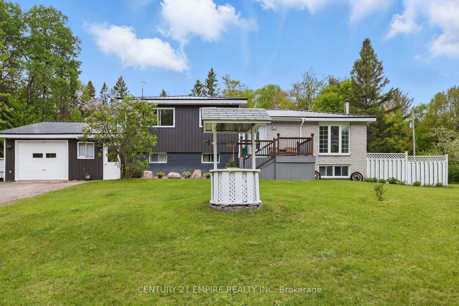 Beautifully maintained 3 1 bedroom, 2 bathroom detached home situated on a quiet and private lot just minutes from Sundridge and Hwy 11.