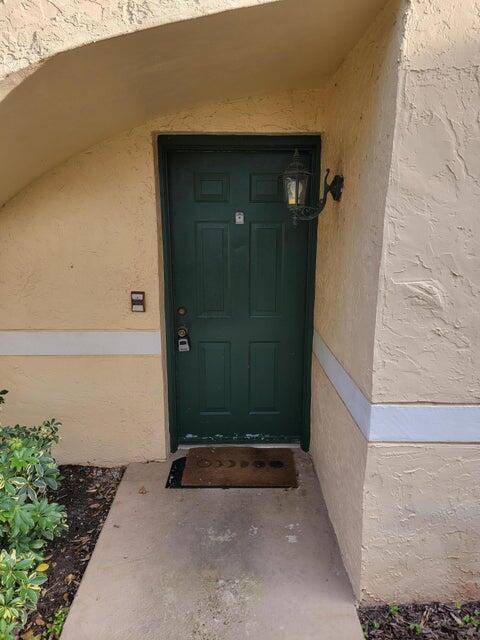 Welcome home ! This 1 1 condo is perfectly located in the heart of West Palm Beach.