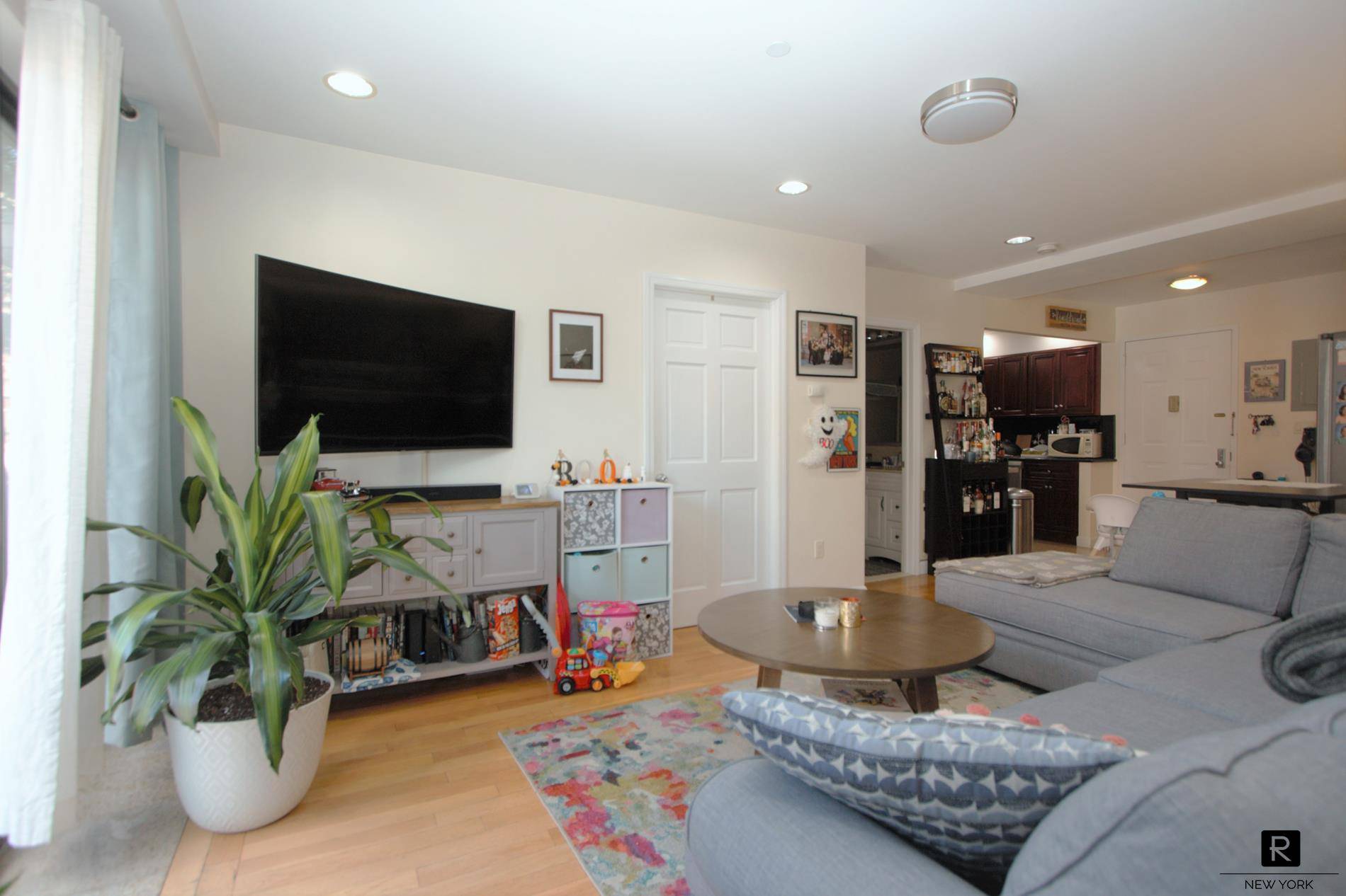 Pet Friendly Elevator 2 Bed Condo Features Split Bed Layout, In Unit Vented Washer Dryer, Granite Kitchen w Stainless Appliances including Dishwasher, Split System Multi Zoned Air Conditioning, Juliet Balcony, ...