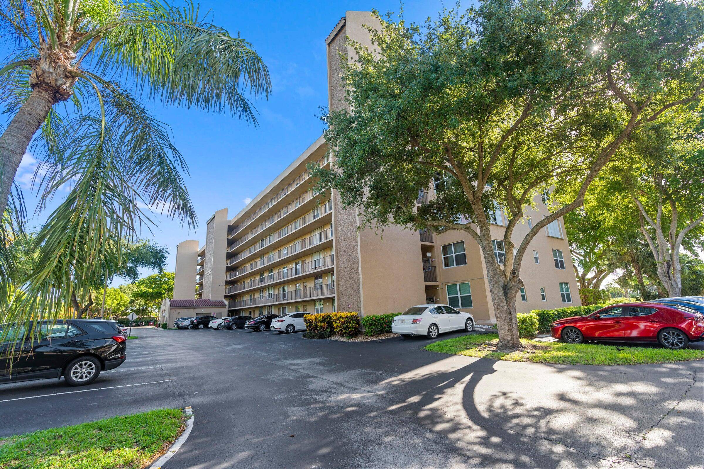 MOTIVATED SELLER ! ! OWNERS RELOCATING Welcome to your dream condo in Deerfield Beach !