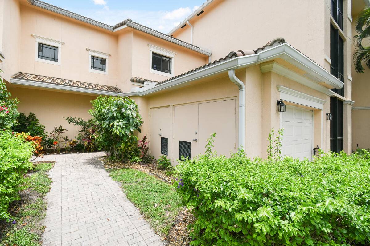 Wonderful 3 bedrooms, 3 baths two story condo with cozy kitchen, walk in closet, screened patio 1 car garage.
