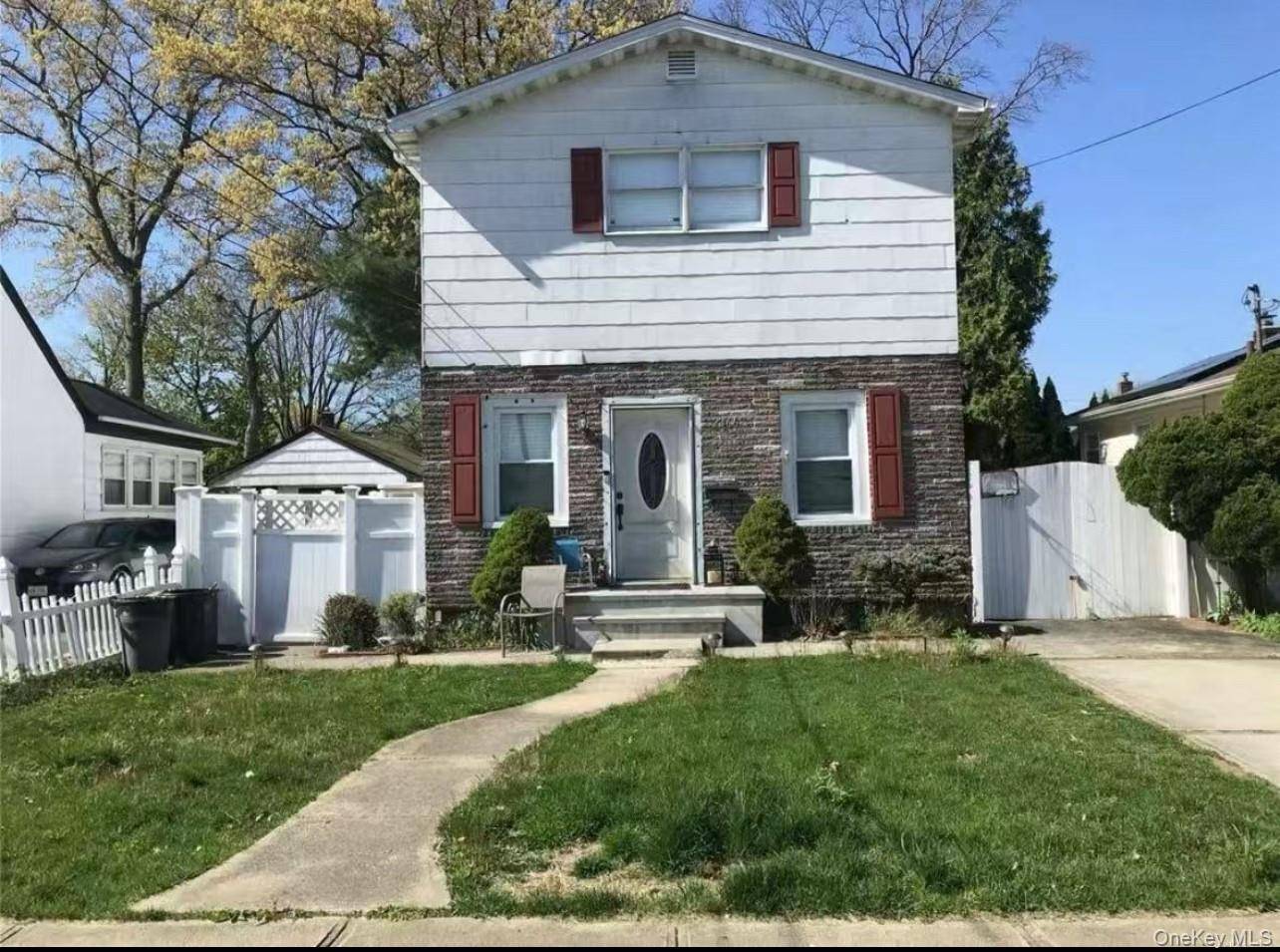 A lovely upgraded single dwelling, ideally located in a very nice and quiet neighborhood, which offers a bright living room at the front, one bedroom and one full bath in ...