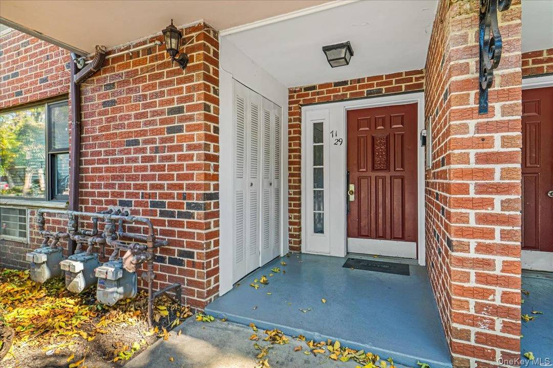 Beautiful Sun Drenched, Turn Key Condo Apt.