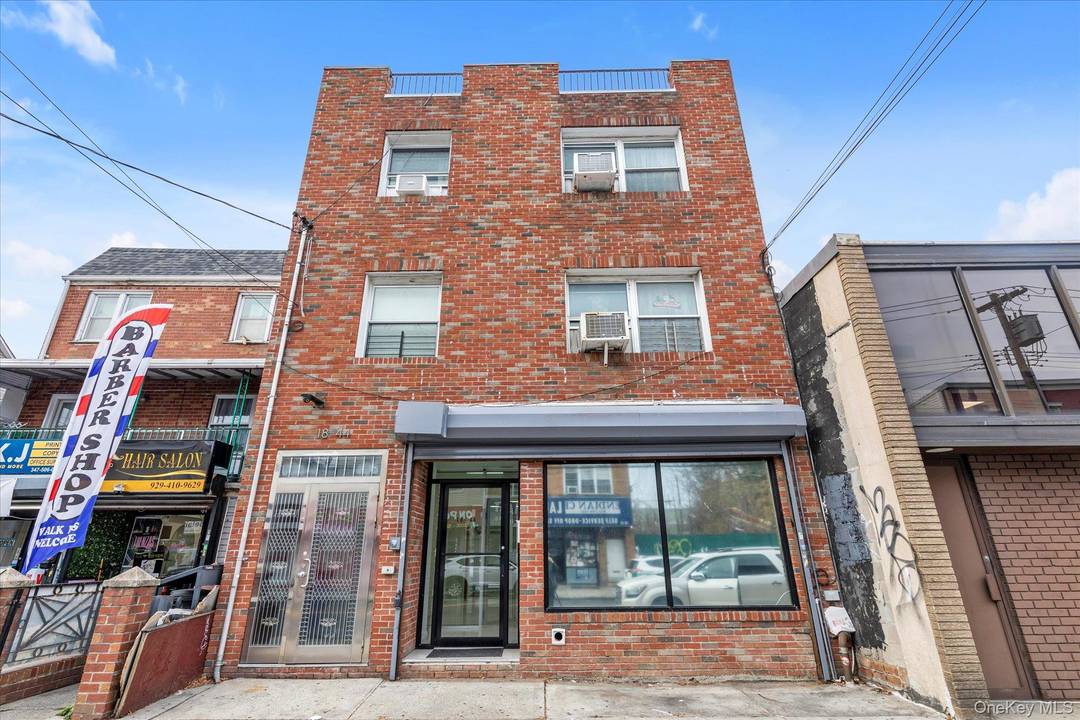 Stunning and spacious retail office space available for rent !