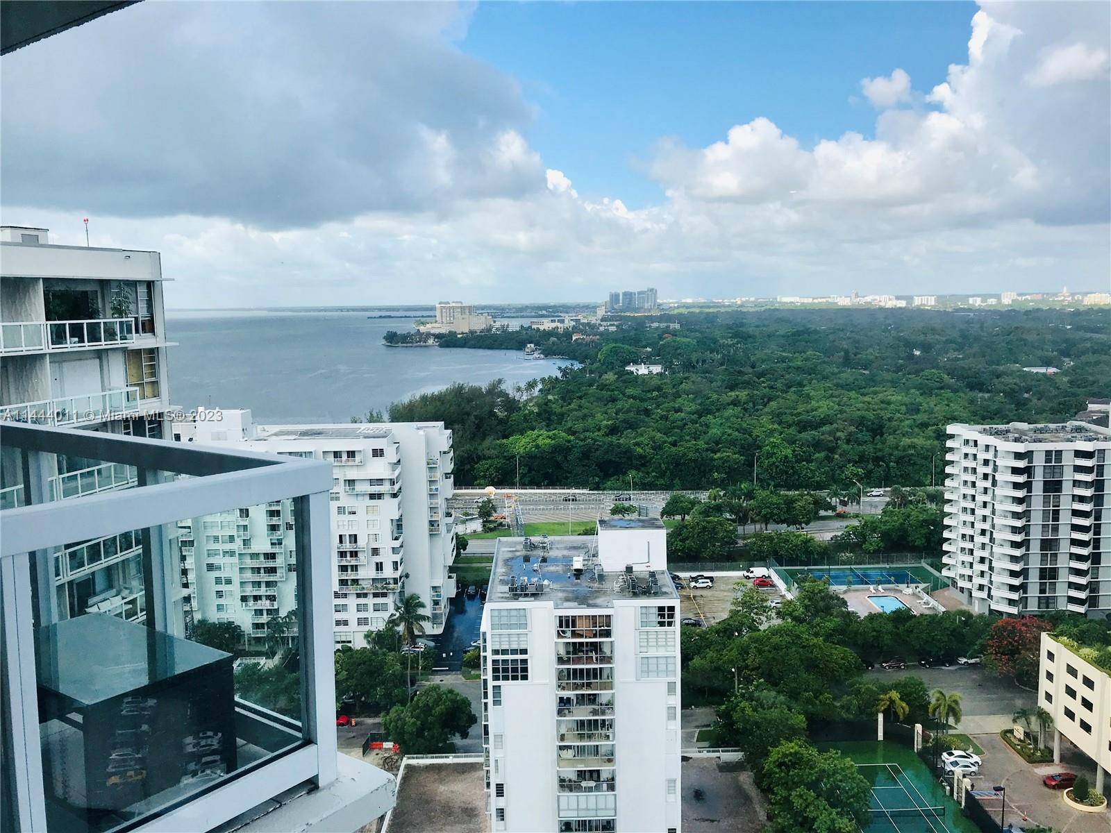 Brickell beauty ; city and partial bay views throughout this spacious 1 1 located in Brickell Townhouse, a full service condo featuring Washer dryer inside unit, waterfront pool, poolside BBQ ...