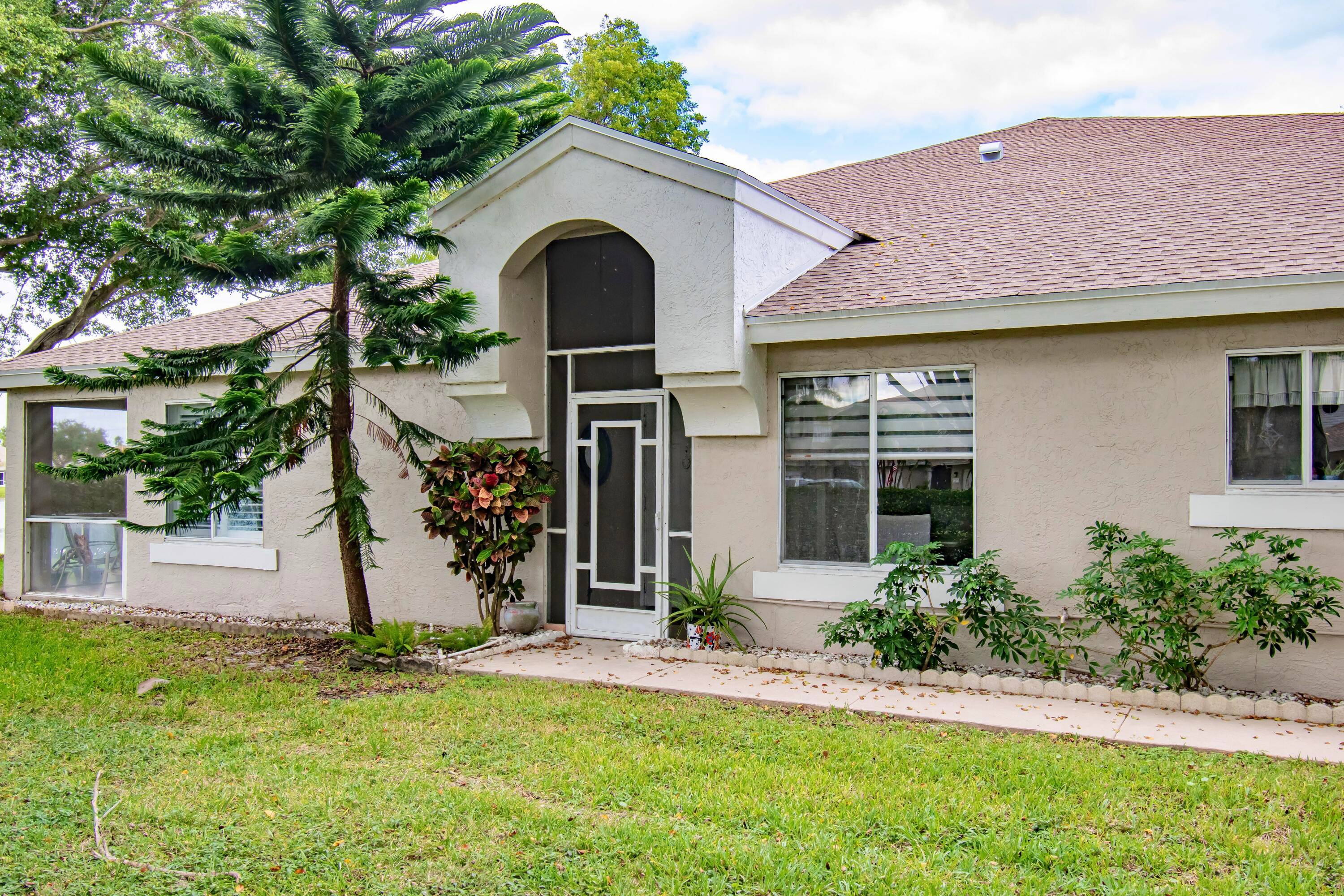 Stunning lakefront2 2 villa w2ith new roof, new A C and water heater.