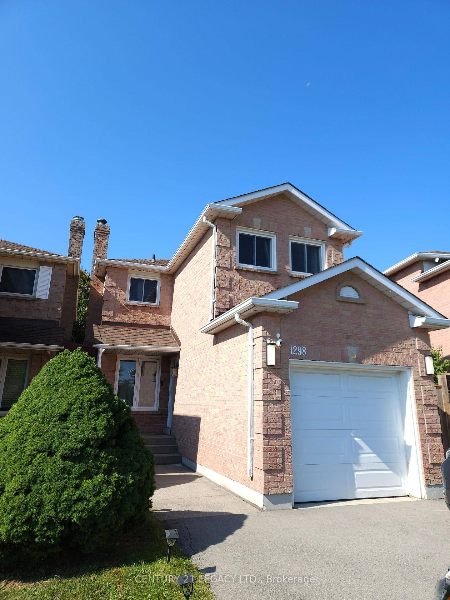 Welcome to this well maintained link home in the highly sought after Clearview neighborhood of Oakville, surrounded by top ranked schools including St.