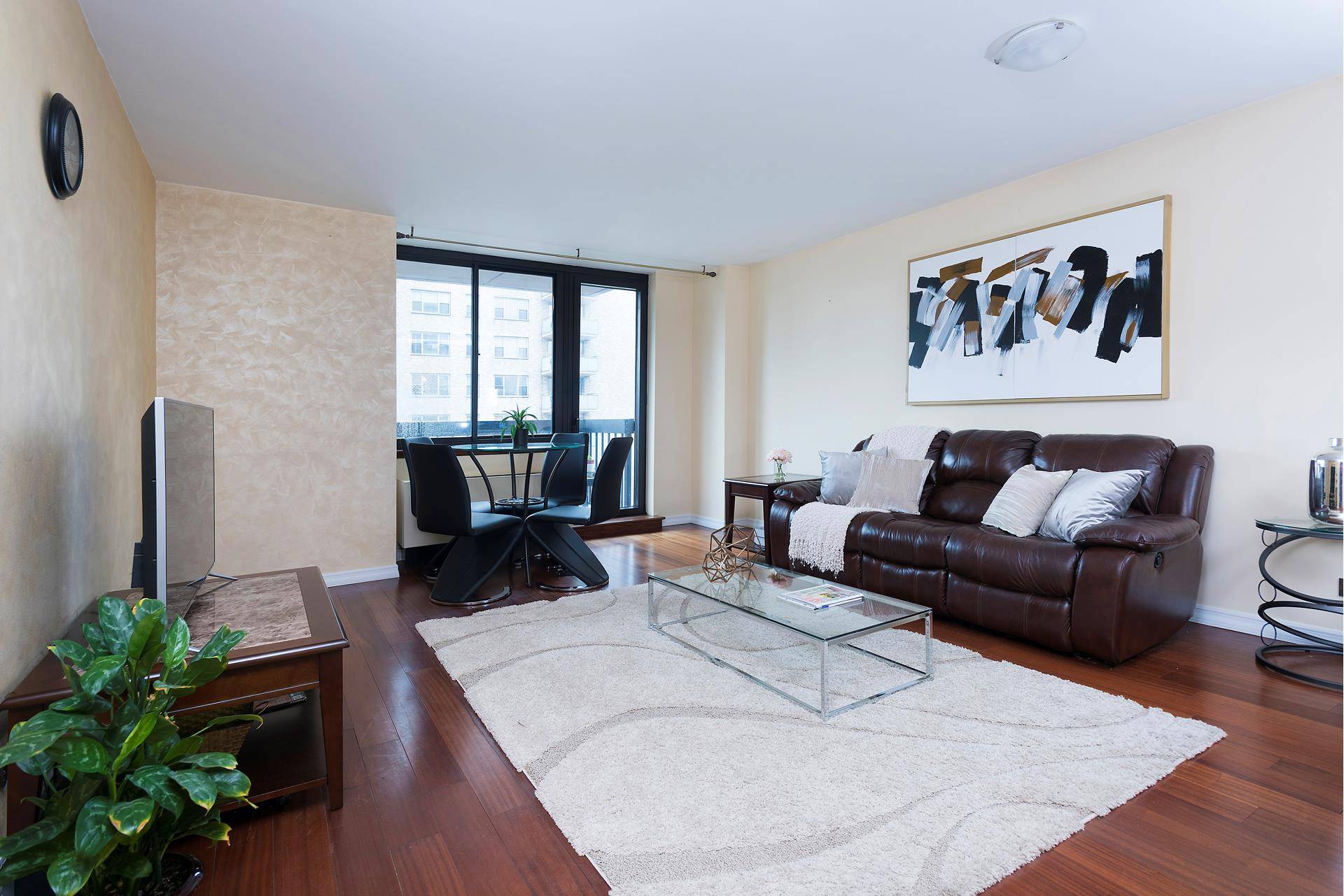 RENOVATED 1 BED 1. 5 BATH WITH A BALCONY amp ; VIEWS IN DM CONDO WITH POOL !