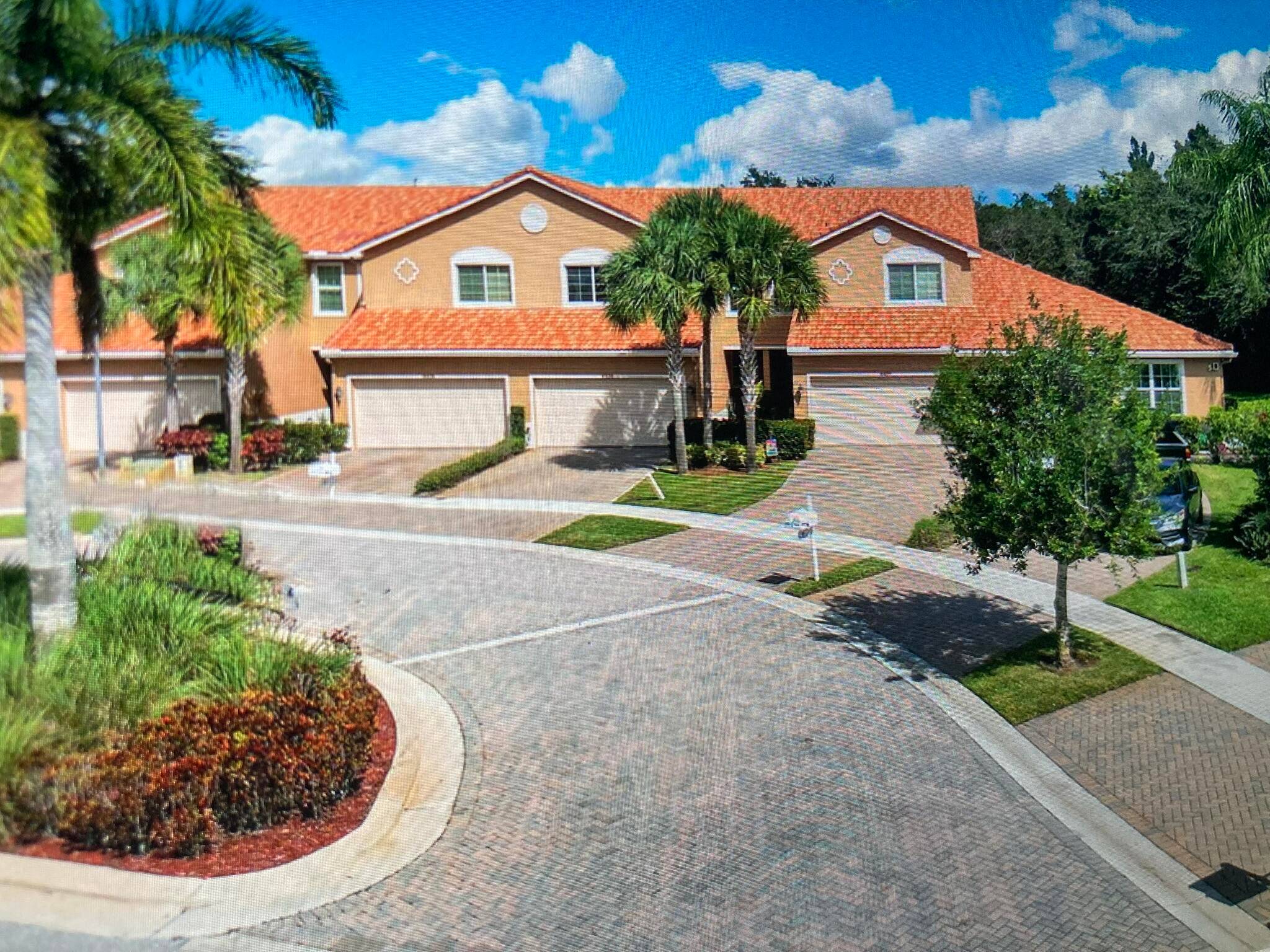 Colony Lake Townhomes Motivated Seller.