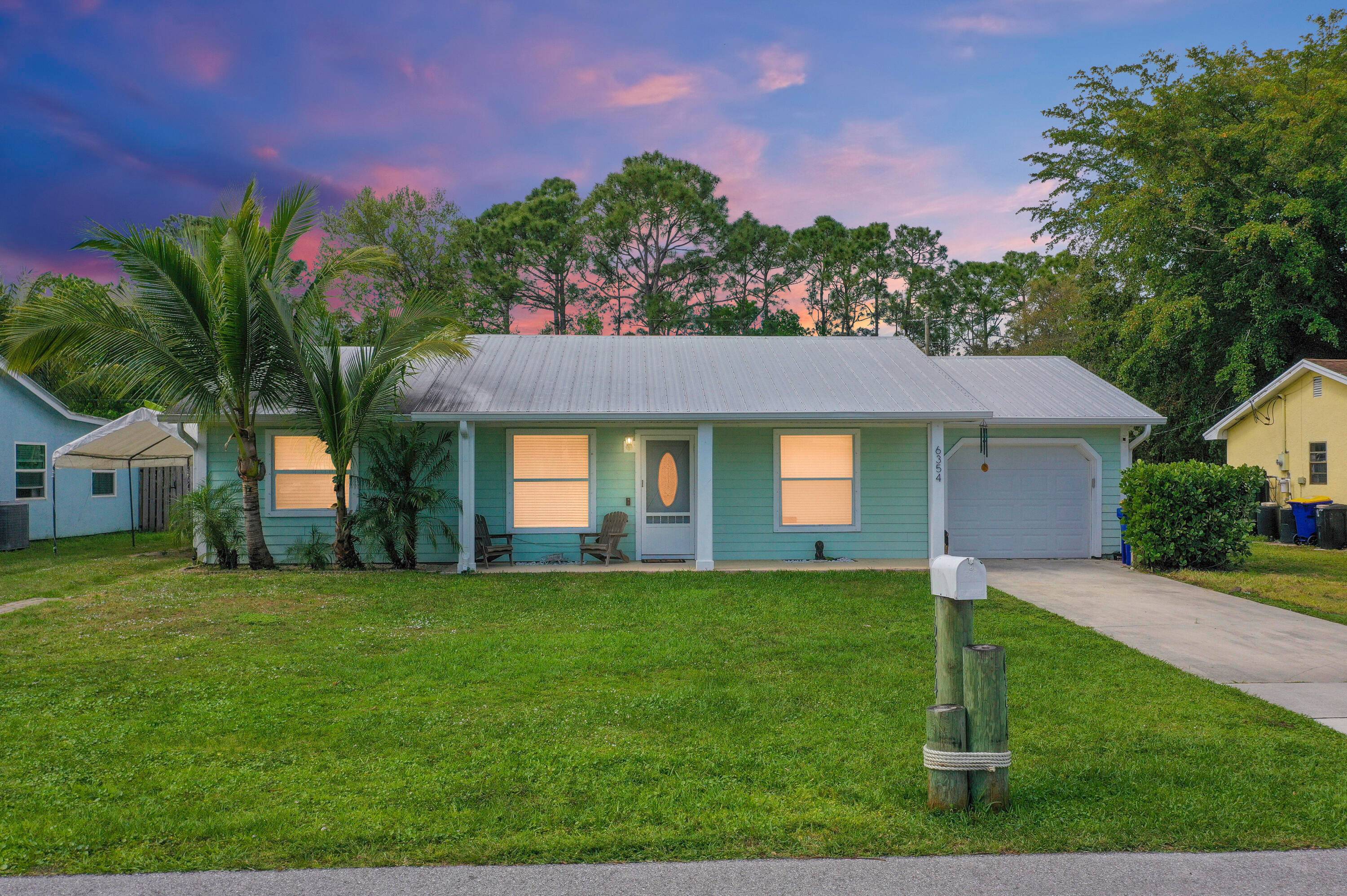 Beautiful and charming 3 bedroom, 2 bath home with large back yard located in South Stuart.