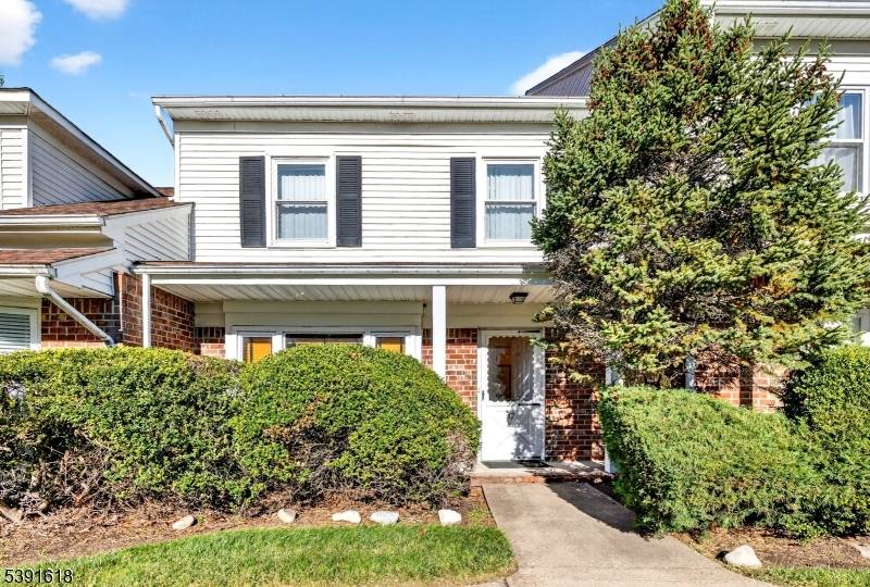 Welcome to 37 Wareham Village, located in the desirable Southwyck Village community of Scotch Plains !