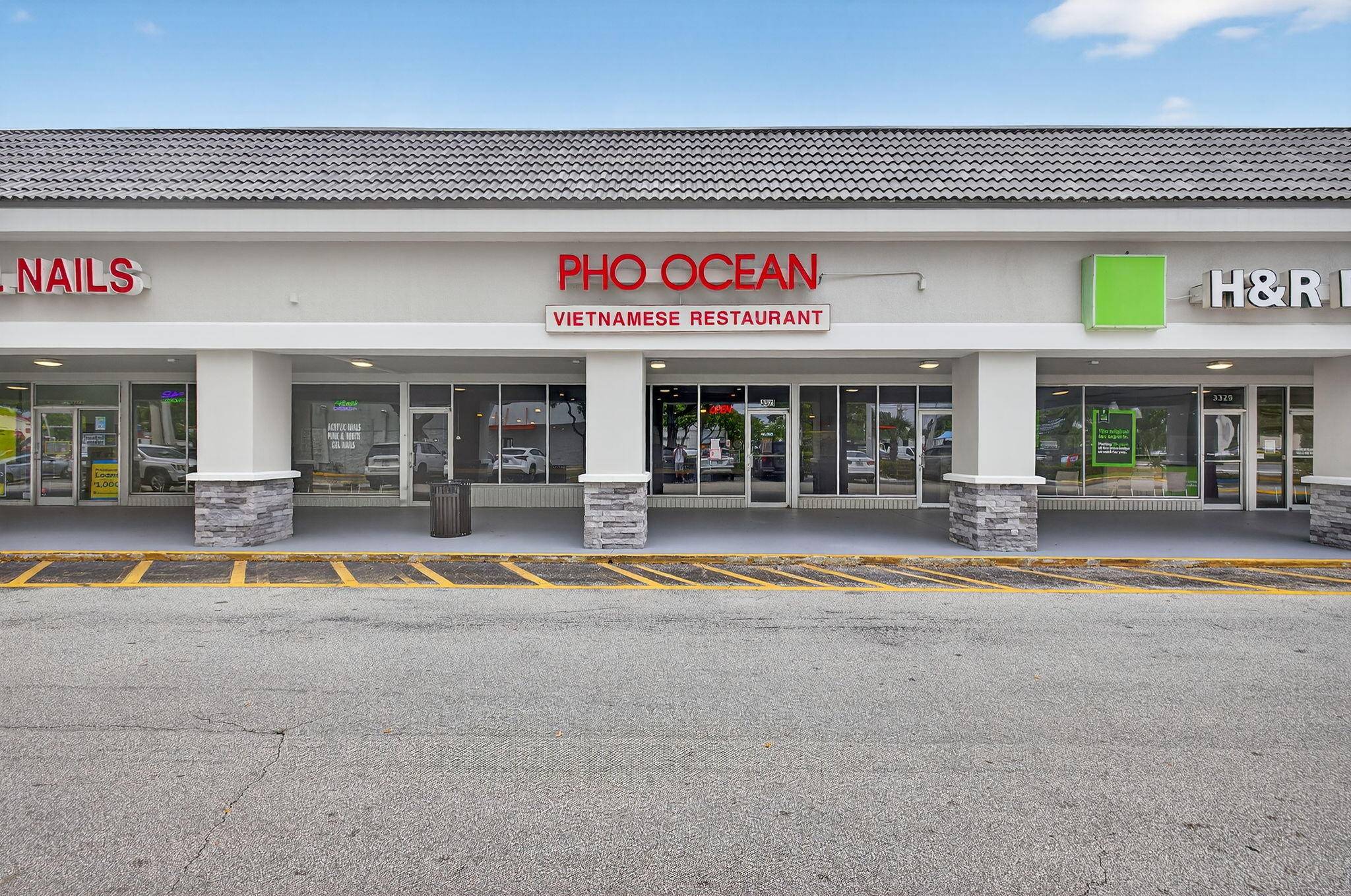 Turnkey Restaurant Prime Plaza Location, Just 2 Miles from I 95 !