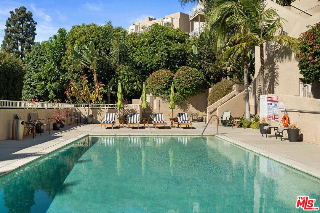 2222  N Beachwood Dr 2BR Hollywood Hills East La