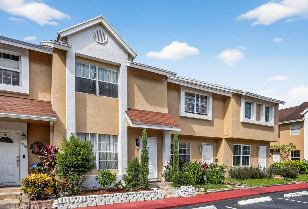 Beautiful 2 bedroom, 2 bath townhouse for sale in Tamarac !