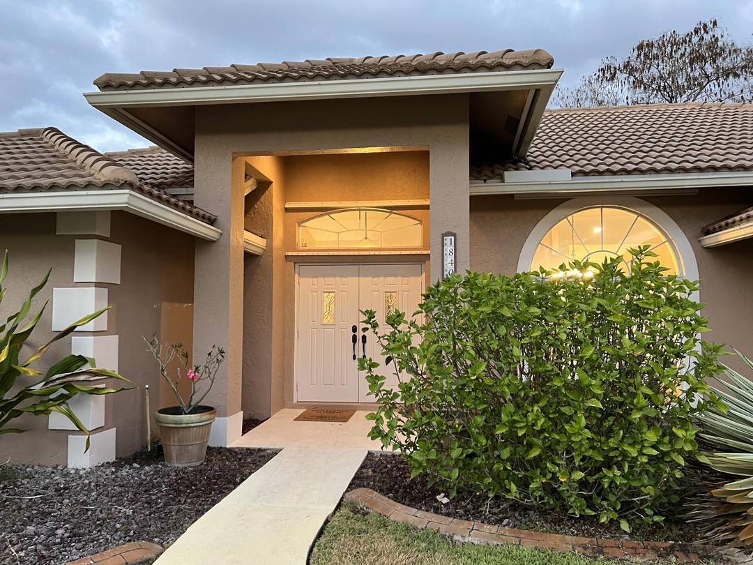 Very well kept, 3 bedrooms and 2 bathrooms pool home in desirable Wellington location !