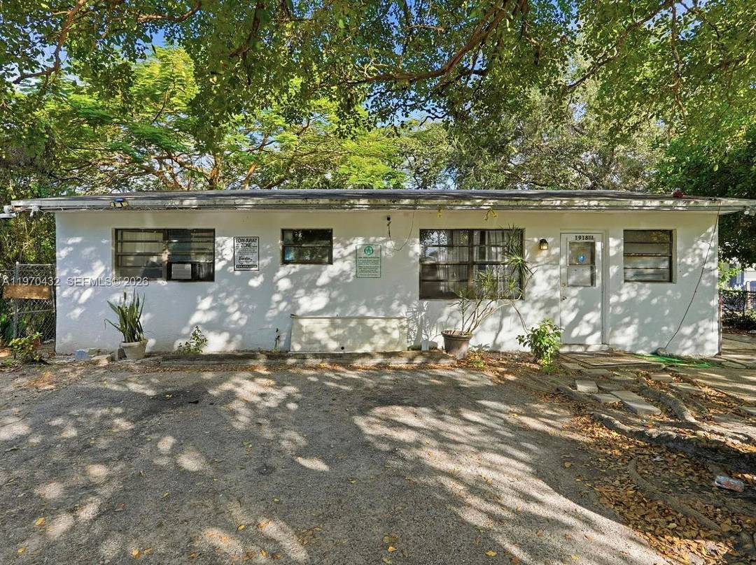 Duplex operating as a fourplex in the center of it all !