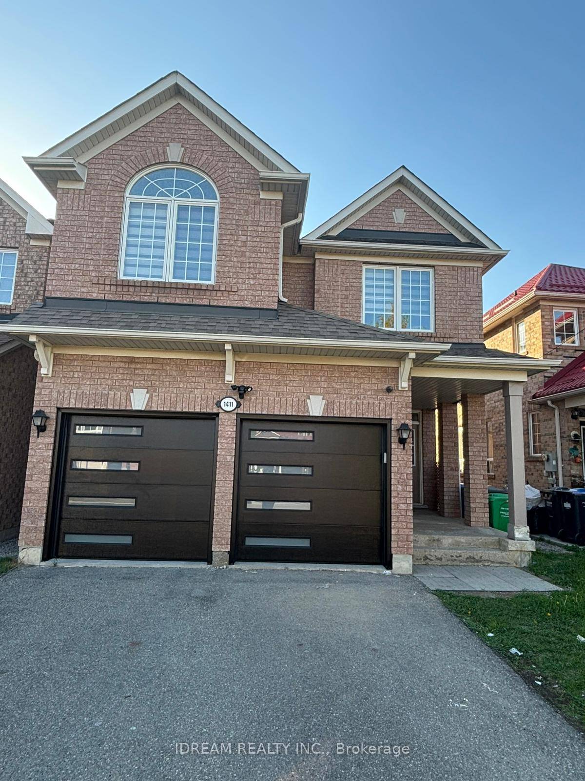 Stylish amp ; Spacious Basement Apartment in Prime Mississauga Location !