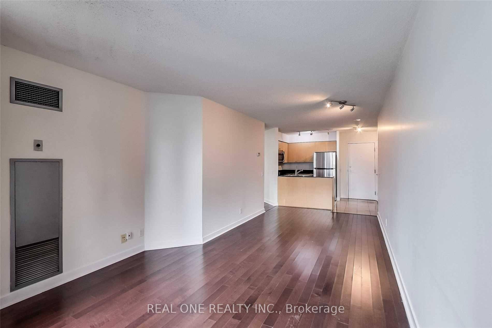 Bright and spacious 2 Bed Den suite in the heart of Toronto's Waterfront, Financial, and Entertainment Districts !