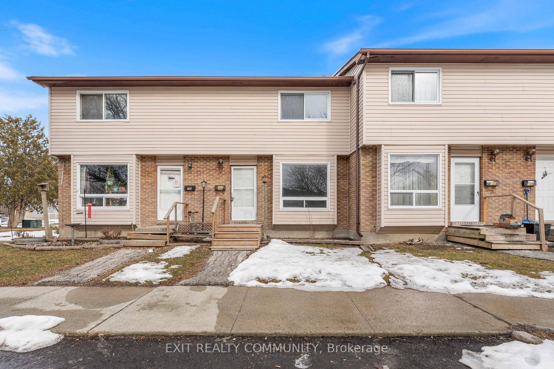 For lease at 704 Kipling Street in Sarnia, this 3 bedroom, 1.