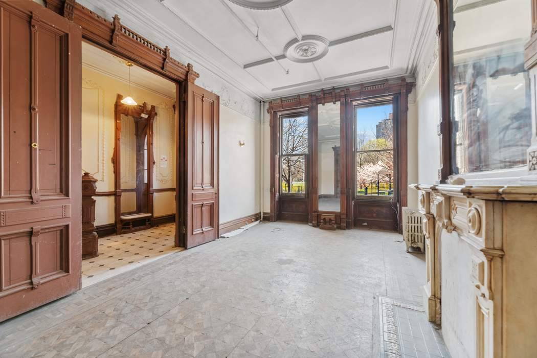 Just Issued April 2025 Certificate of No Harassment CONH makes this park front, 20 foot 1905 townhouse ready for a 21st century renewal.
