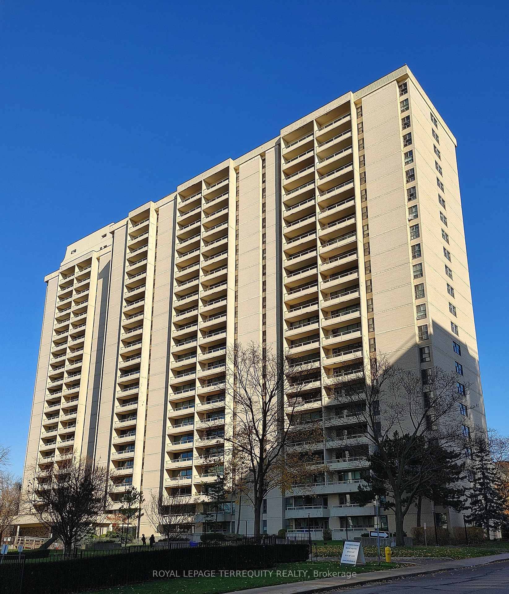 Exceptional corner unit with 3 piece ensuite and 3 piece main washroom located in this fabulous building, This Unit has been upgraded and shows like a model home, Friedrich Air ...
