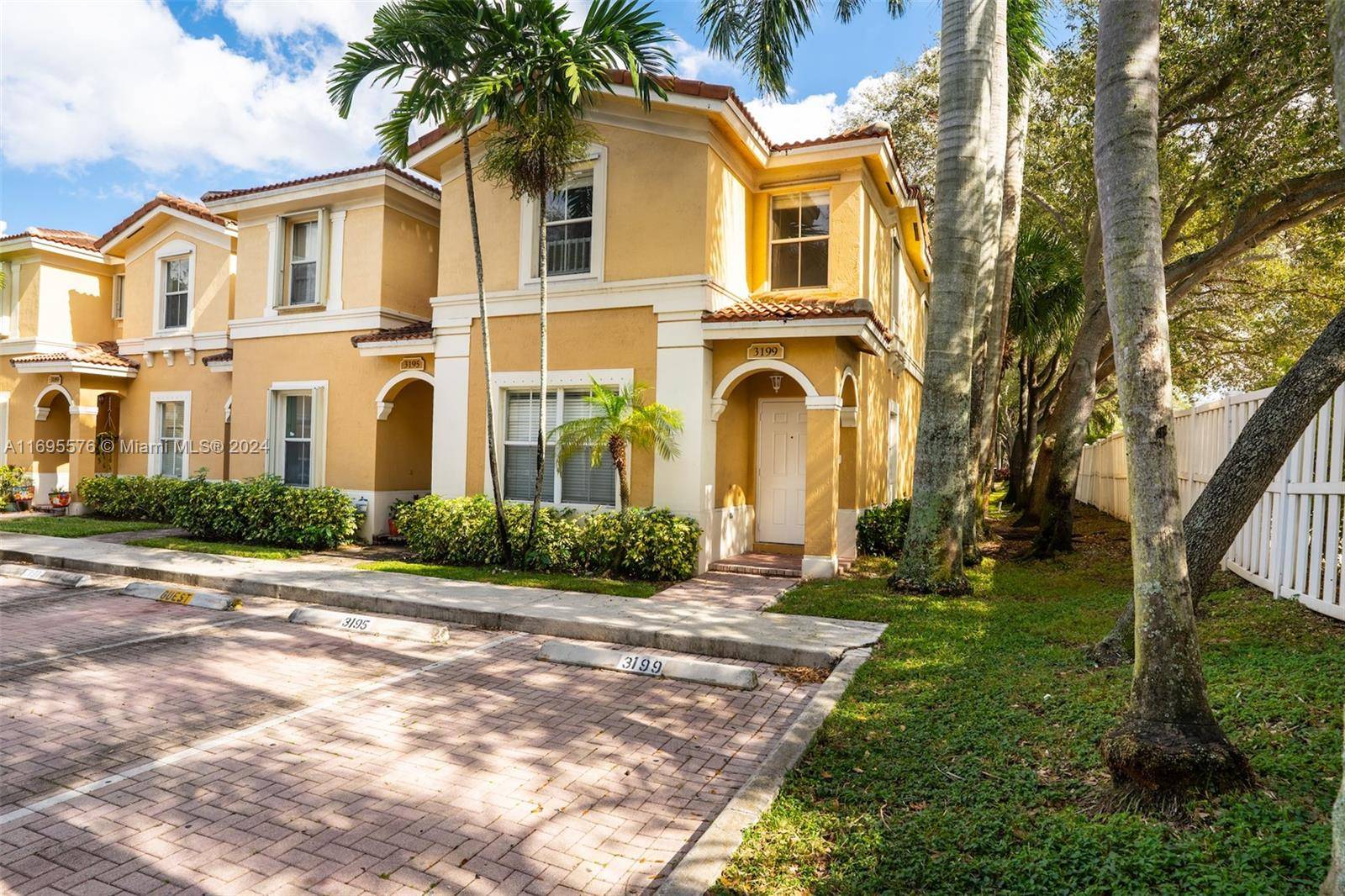 Melrose Point Corner townhouse at the end of a quiet street !