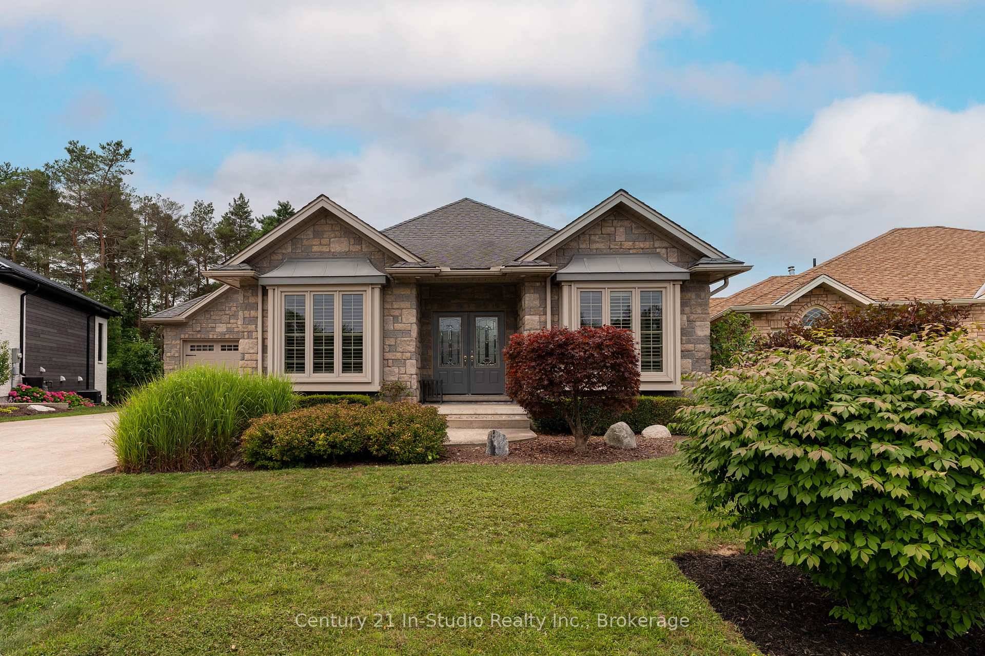 Backing directly onto the 11th hole of the Meaford Golf amp ; Country Club, this all stone bungalow offers sweeping views of the fairway and tranquil pond and unlike alot ...