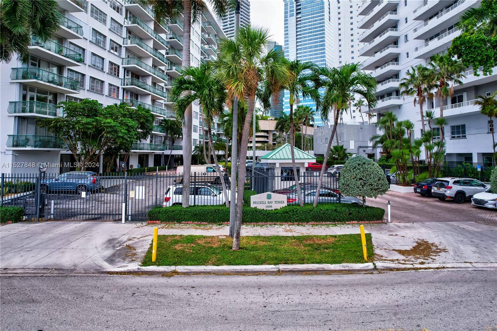 Unique townhouse 2 story unit completely remodeled 2 bedrooms 2 1 2 bathrooms located right in front of Biscayne Bay.
