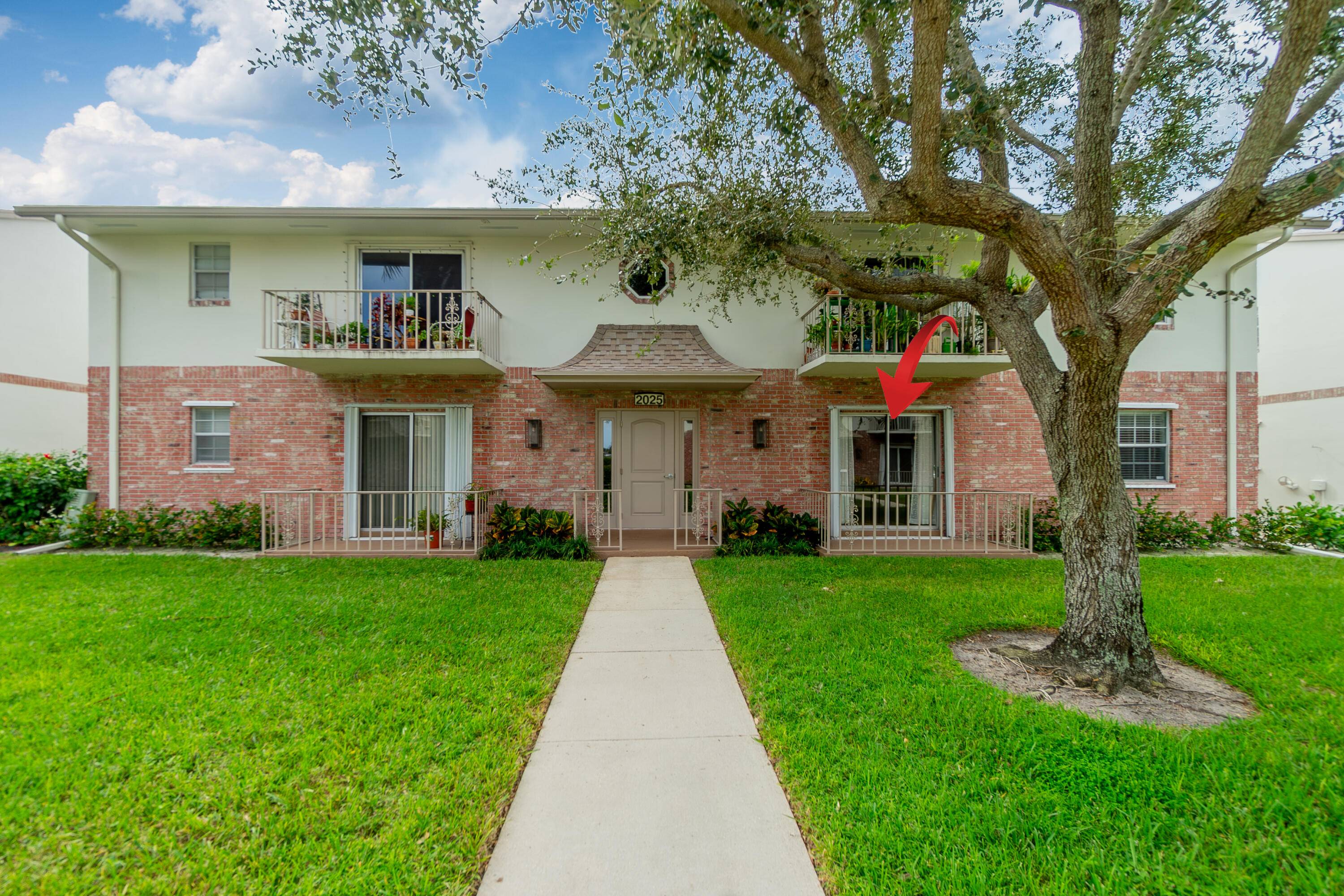 ALL AGES COMMUNITY WITH POOL CLOSE TO BEAUTIFUL BEACHES !