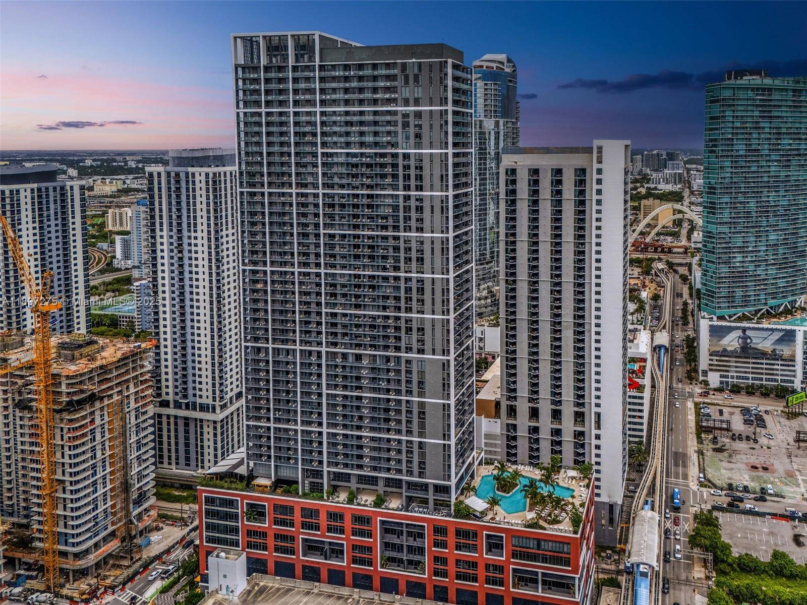 This brand new 1 bedroom, 1 bathroom condo at Natiivo Residence in Downtown Miami, also known as the Gale Residences, offers a fantastic investment opportunity.