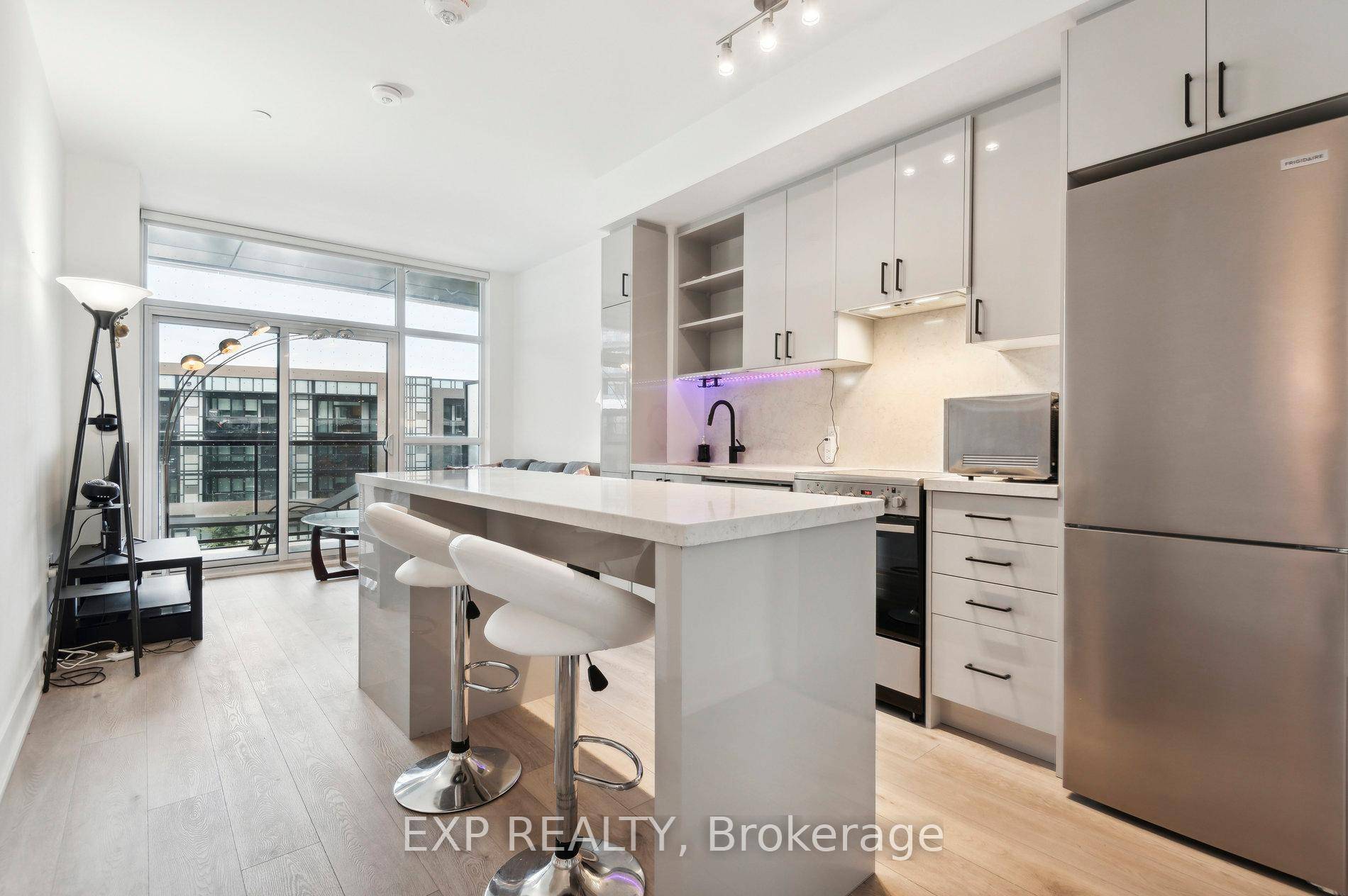 Welcome home to this stunning fully furnished 2bed 2 bathroom Mattamy suite !