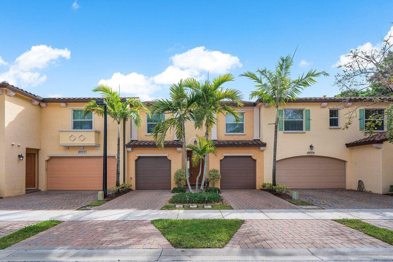 Beautiful 3 2. 5 2 Car Lakefront Townhome In A Prestine Gated Community.