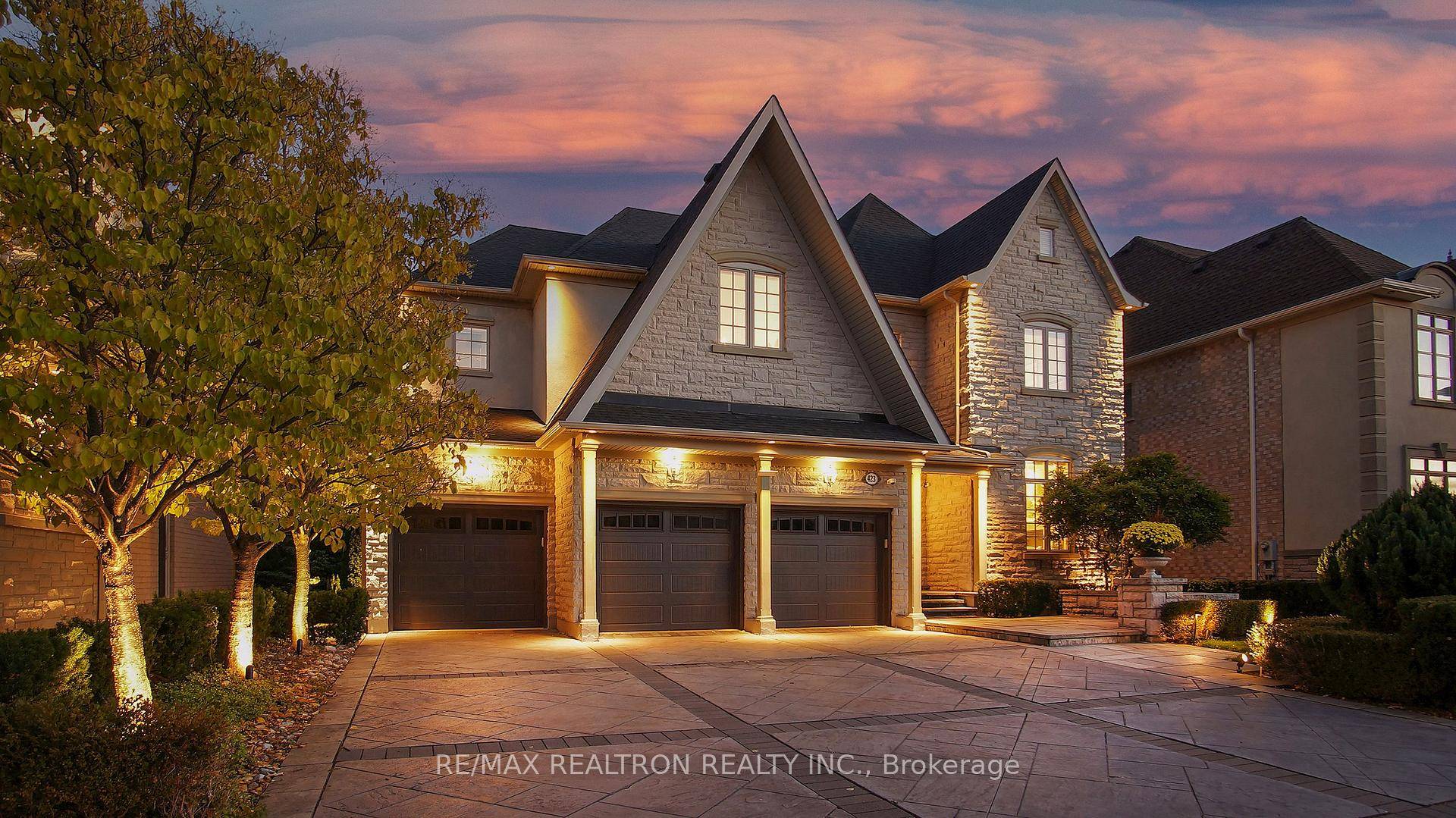 Welcome to 423 Paradelle Dr, a magnificent 4 1 bedroom residence set on a premium lot backing onto a tranquil conservation area in the prestigious Oak Ridges Lake Wilcox community.