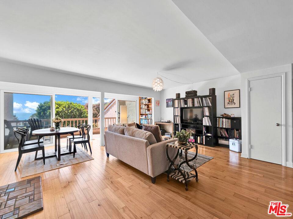 23922   De Ville Way 1BR Malibu La