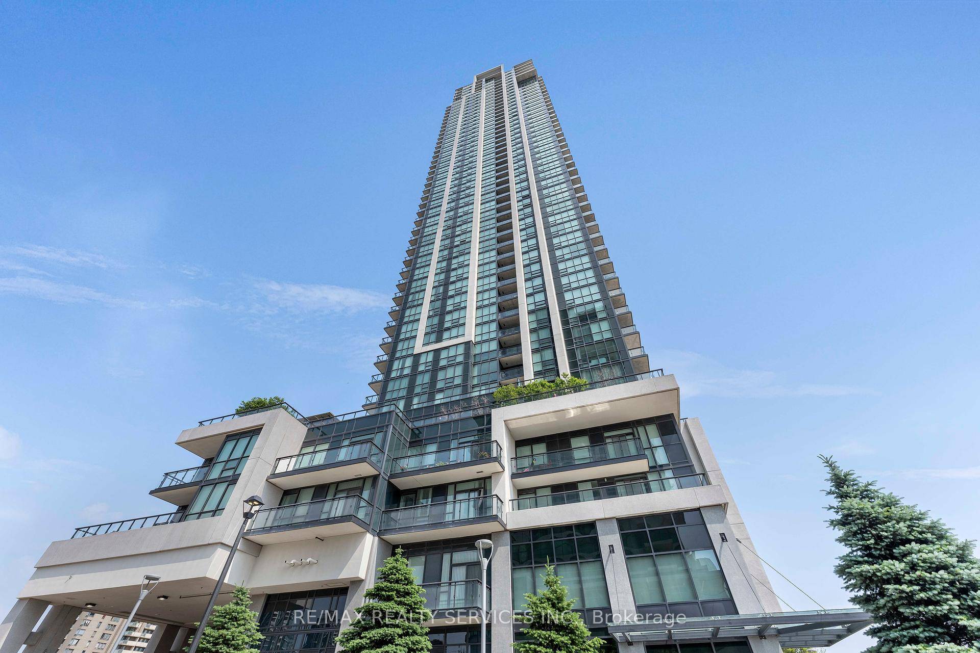 Experience modern city living in this stylish 1 bedroom condo at Grand Park Towers 2, just minutes away from Square One.