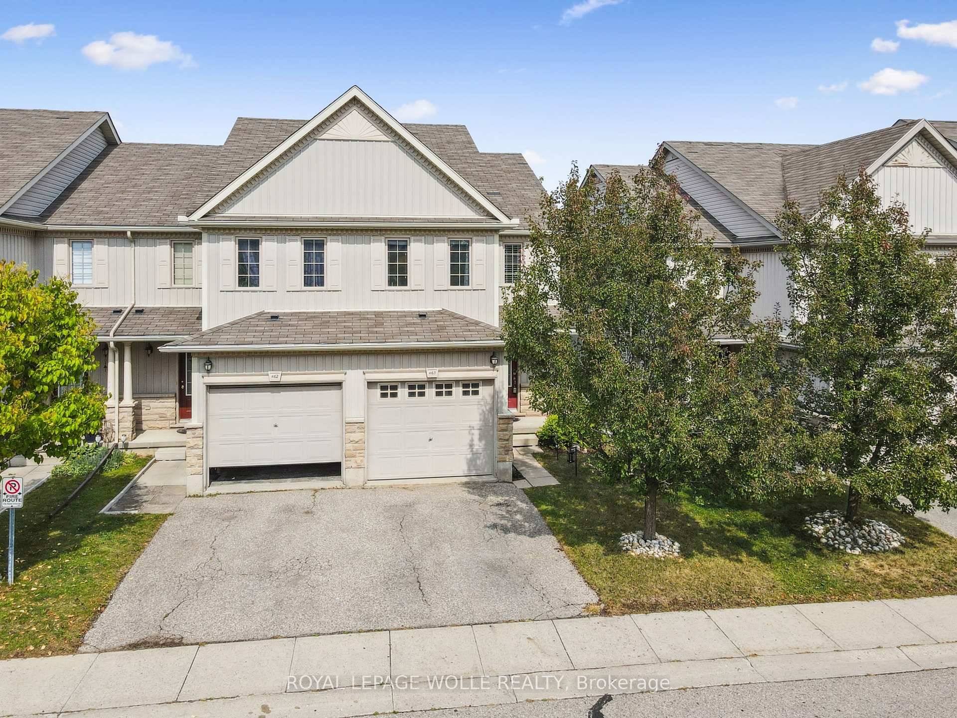 END UNIT, FULLY UPDATED WITH ENSUITE !