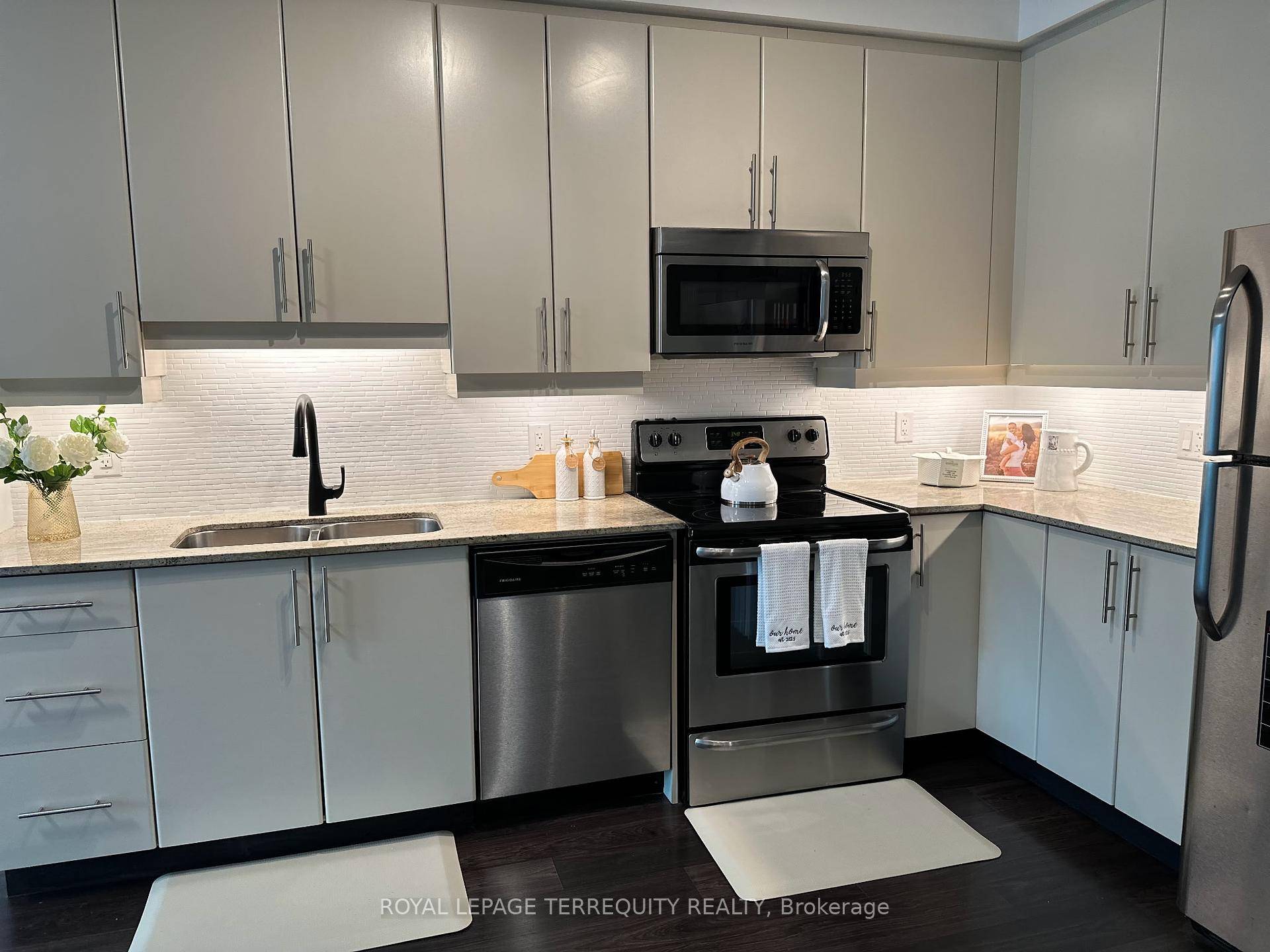 Discover urban living at its finest with stunning views of the iconic CN Tower, Scotiabank Arena, and the vibrant core of downtown.
