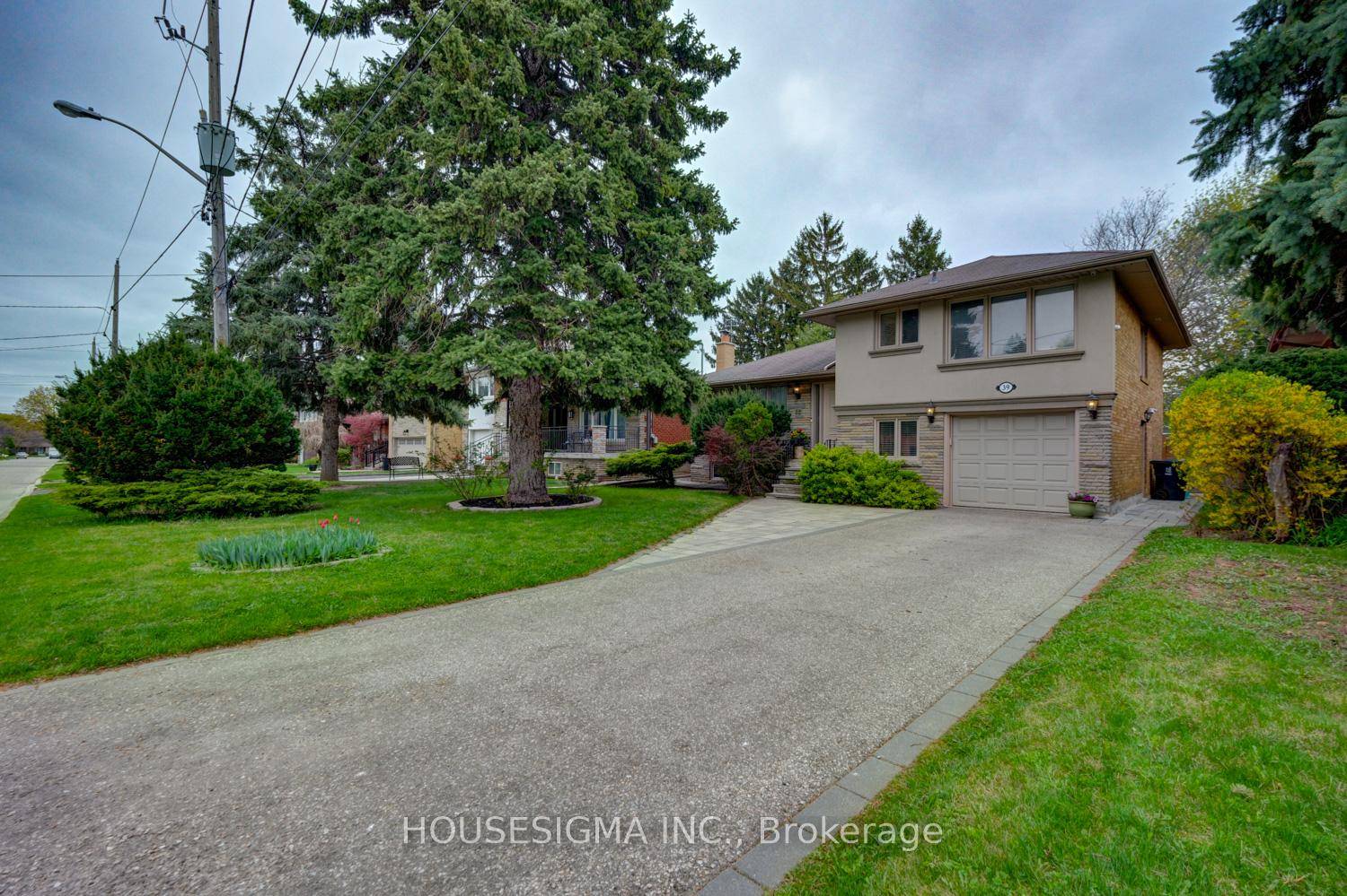 Meticulously maintained and thoughtfully upgraded 3 bedroom, 3 bath sidesplit on a premium 50' frontage, located on one of Bathurst Manors most desirable and low traffic streets perfect for families ...