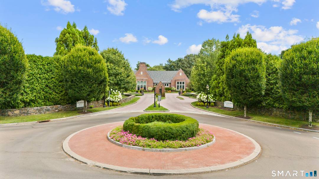 New to market ! Stunning spacious townhouse w 3 bedrooms, 4.