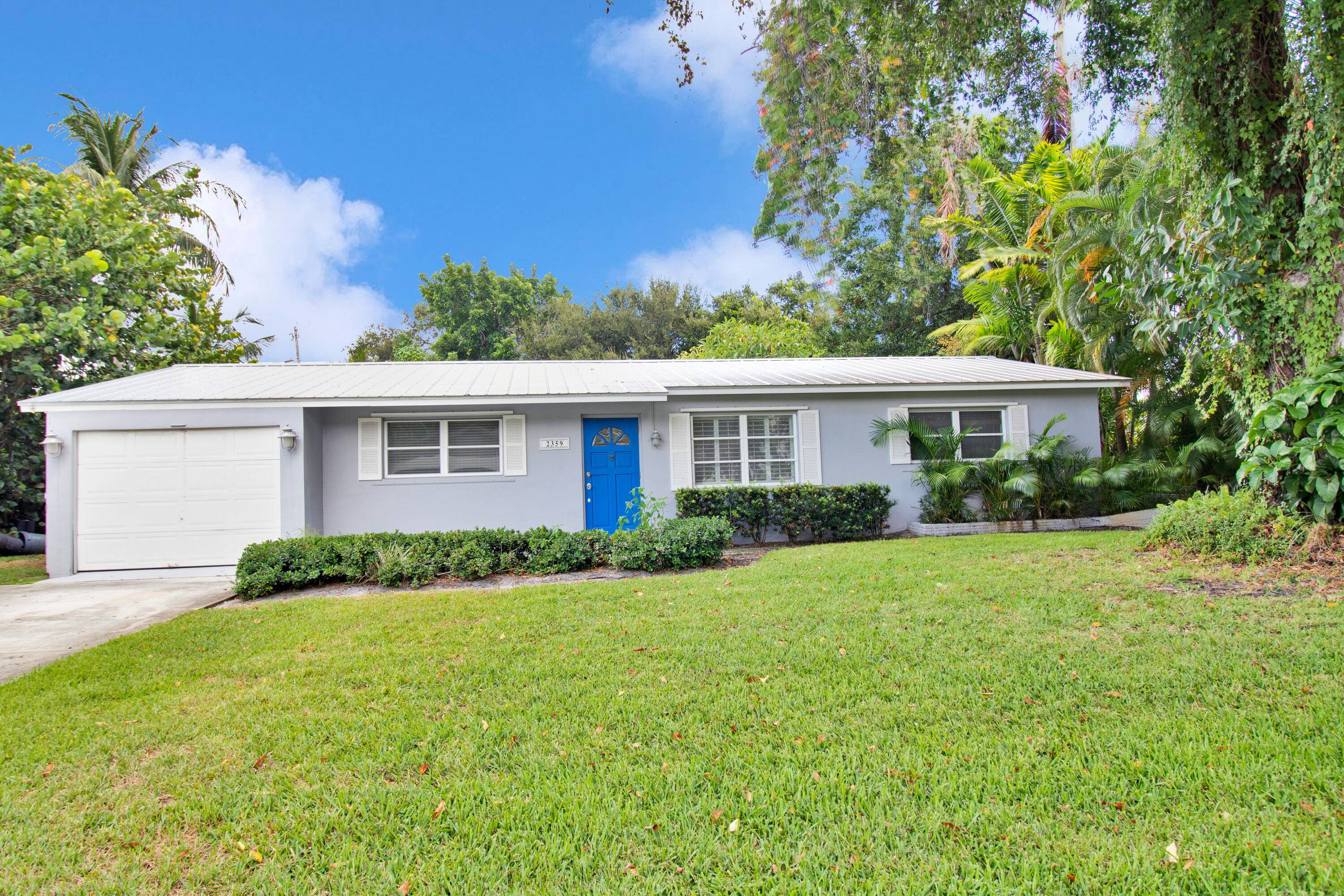 Now is your chance to rent this 3 bed, 2 bath, 1 car garage single family home in the heart of Palm Beach Gardens !