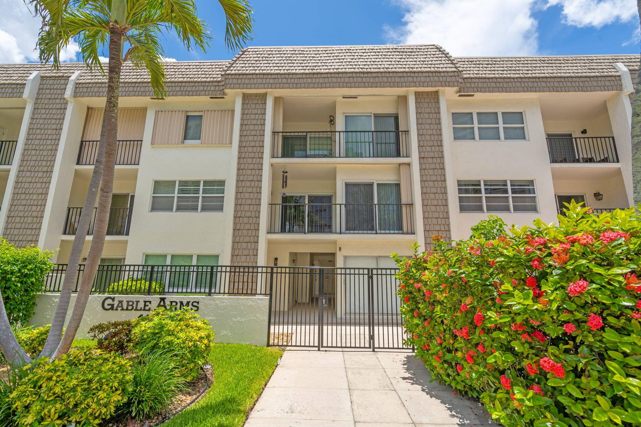 Live the Beachside Dream in Fort Lauderdale !
