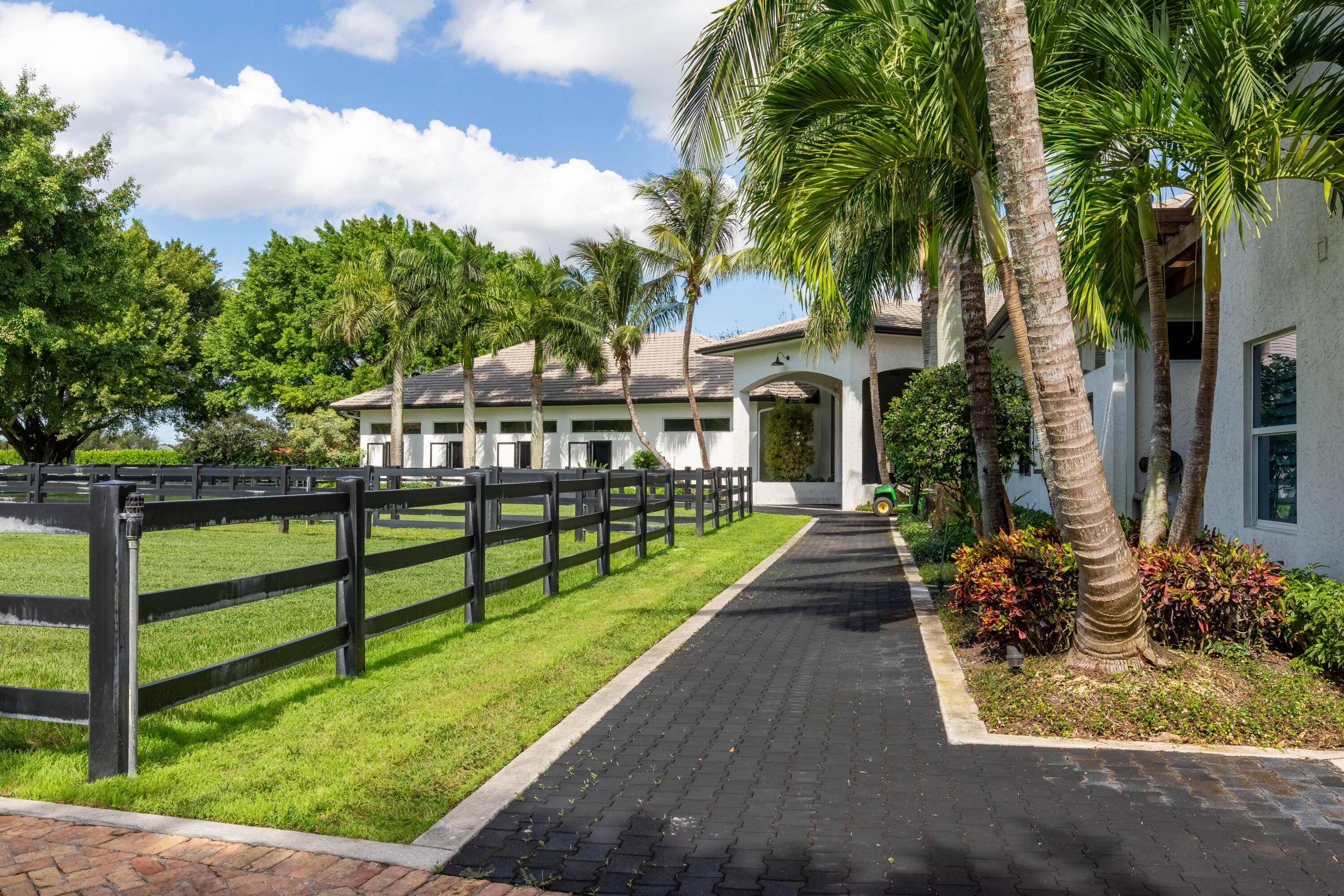 ''Gem of Mallet Hill''. Enjoy ultimate exclusivity privacy with the rental of the whole barn and staff house of Sleepy P Ranch in Mallet Hill.