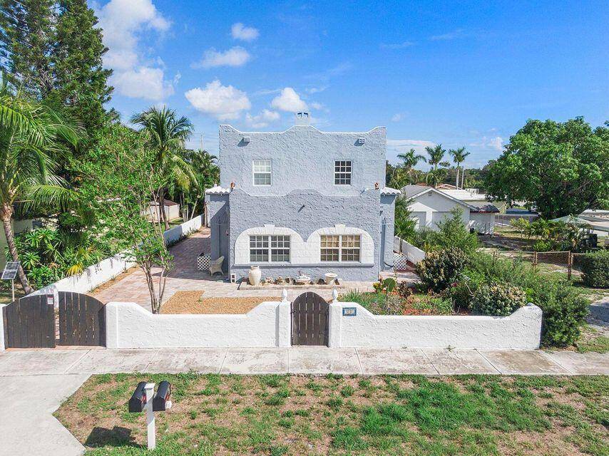 Completely upgraded historical beauty that has kept its old world charm in balance with modern comforts.