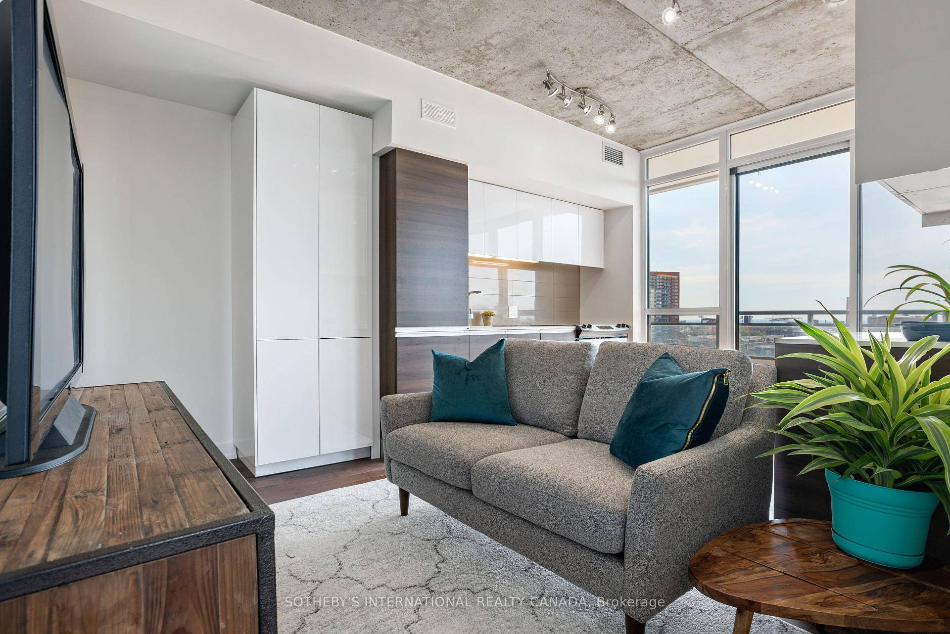 Enjoy the south west facing, clear views, city sunsets and Lake Ontario in one of Toronto's trendiest neighbourhoods Queen West !